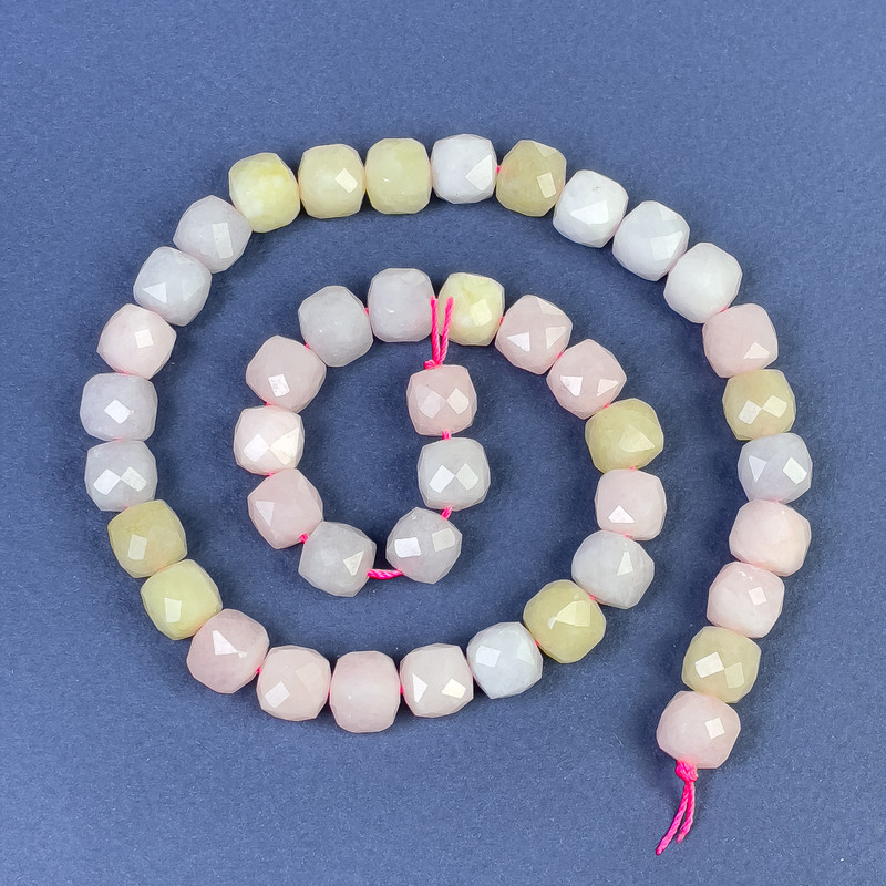 חרוזי מורגניט בצורת קובייה מחוספסת 9×9 מ״מ – על חוט, אורך 38 ס״מ±