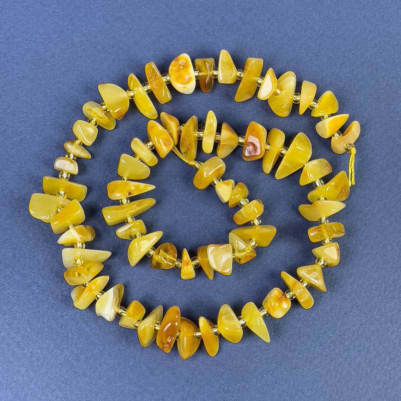 חרוזי ענבר גרגריים 9-14×3-6 מ״מ+-עם חרוזי מיקרו 3 מ״מ+-על חוט, אורך כ-38 ס״מ+