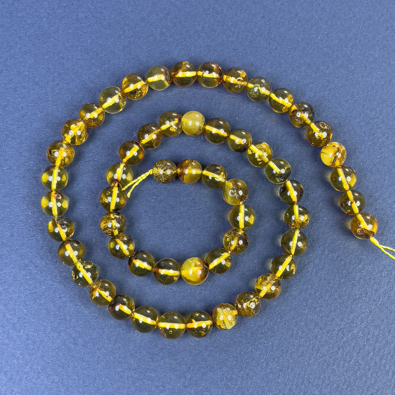 חרוזי ענבר בצורת כדור חלק בקוטר 8 מ״מ — על חוט, אורך כ-39 ס״מ