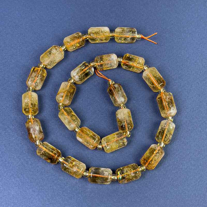 חרוזי ציטרין גליליים מחוצבים 14×9 מ״מ ± עם חרוזים זעירים 4×2 על חוט, אורך 39 ס״מ+