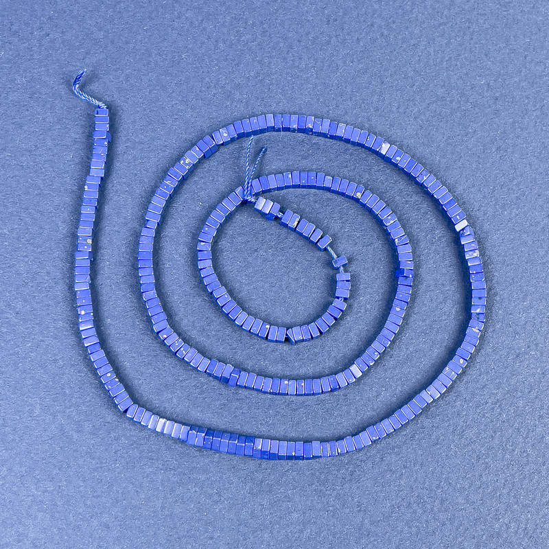 מניסים לאזוריט — רונדל מרובע 2,5×1 על חוט, אורך 39 ס״מ+