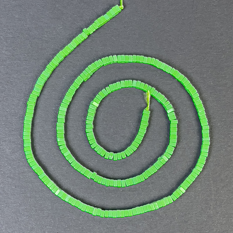 חרוזי וריסציט מרובע רונדל 2,5×1 מ״מ — על חוט, אורך כ-39 ס״מ