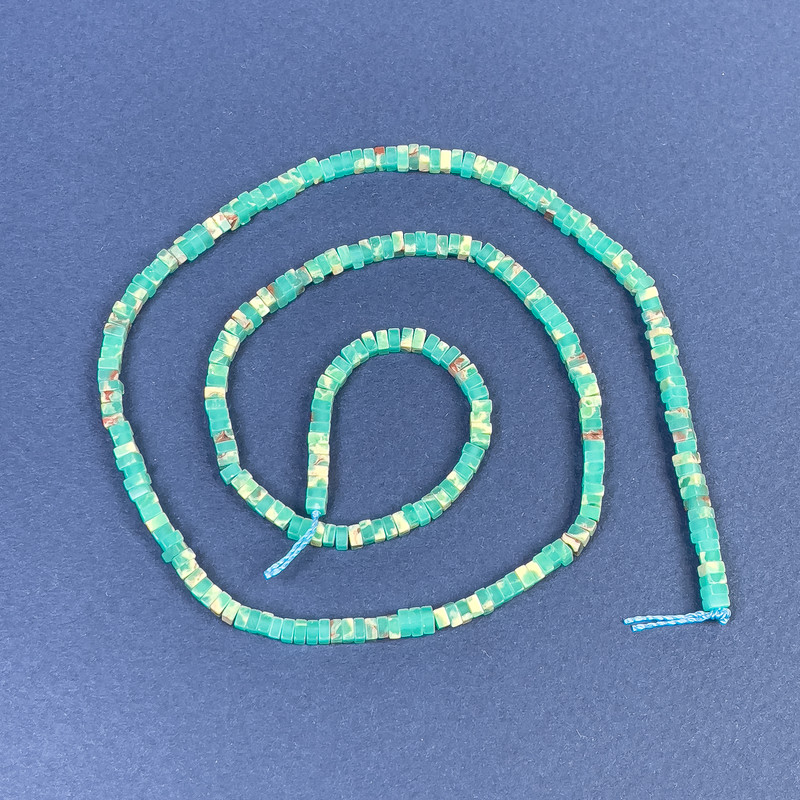 חרוזי וריסציט מרובע רונדל 2,5×1 מ״מ+- על חוט, אורך 39 ס״מ+