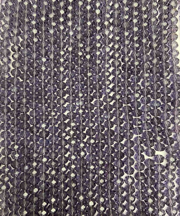 פנינים מקריסטל צ'כי על חוט – סגולים שקופים בצורת רונדל מגולף, קוטר 8×6,5 מ"מ, אורך 40–42 ס"מ