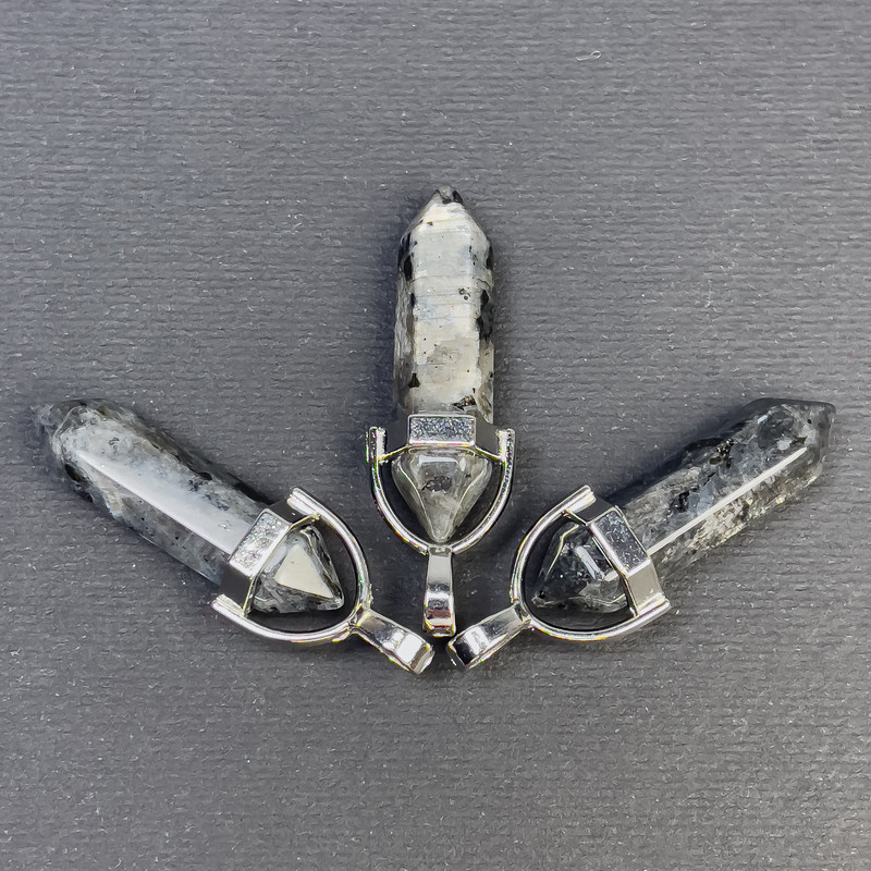 תליון לאברדרייט משושה קריסטל 8×31×41 מ״מ+