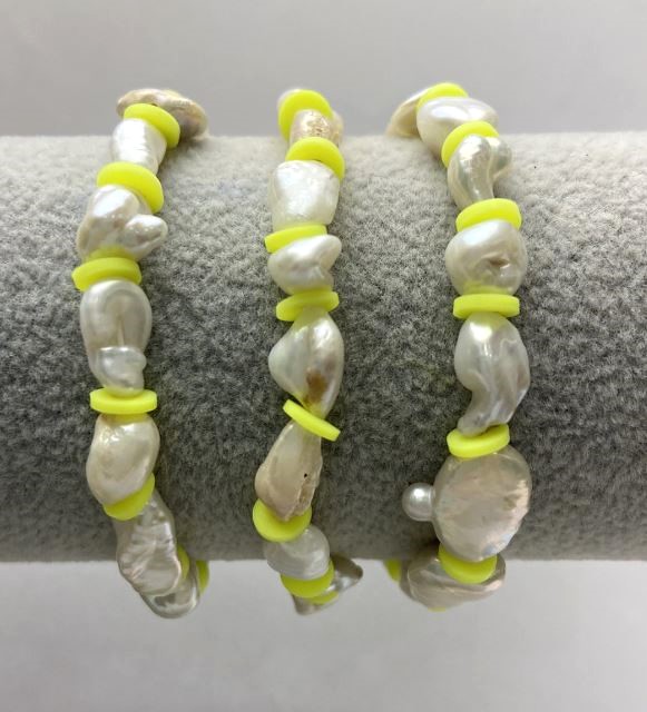 צמיד פניני נהר ברוק לבנים, קוטר כ-9–13×7 מ״מ, חרוזי רונדל מחימר פולימרי 6×1 מ״מ, אורך 18 ס״מ ± סטרץ