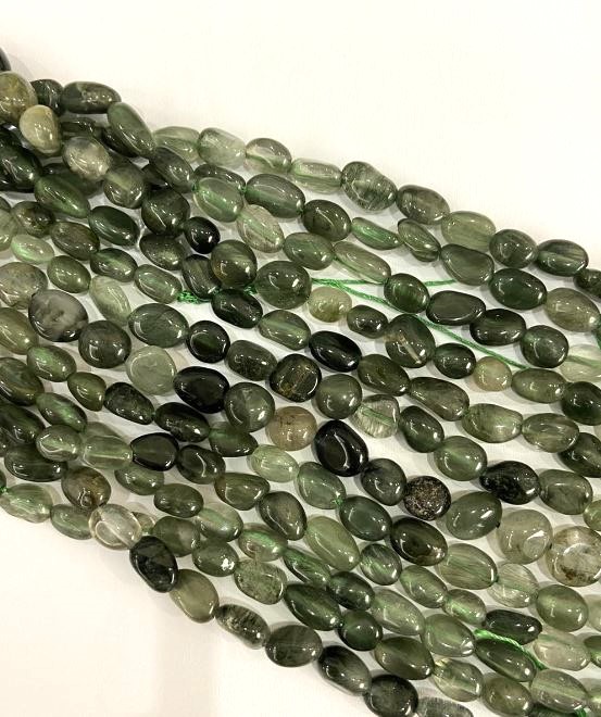 חרוזים על חוט: קוורץ רוטילי שערות מלוטשים, קוטר כ-8×6 מ״מ + -, אורך כ-40 ס״מ +