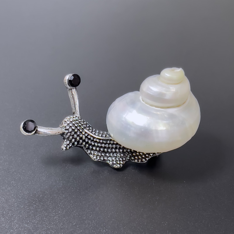 סיכת-תליון «שבלול» כסוף מבריק עם סטראזים שחורות