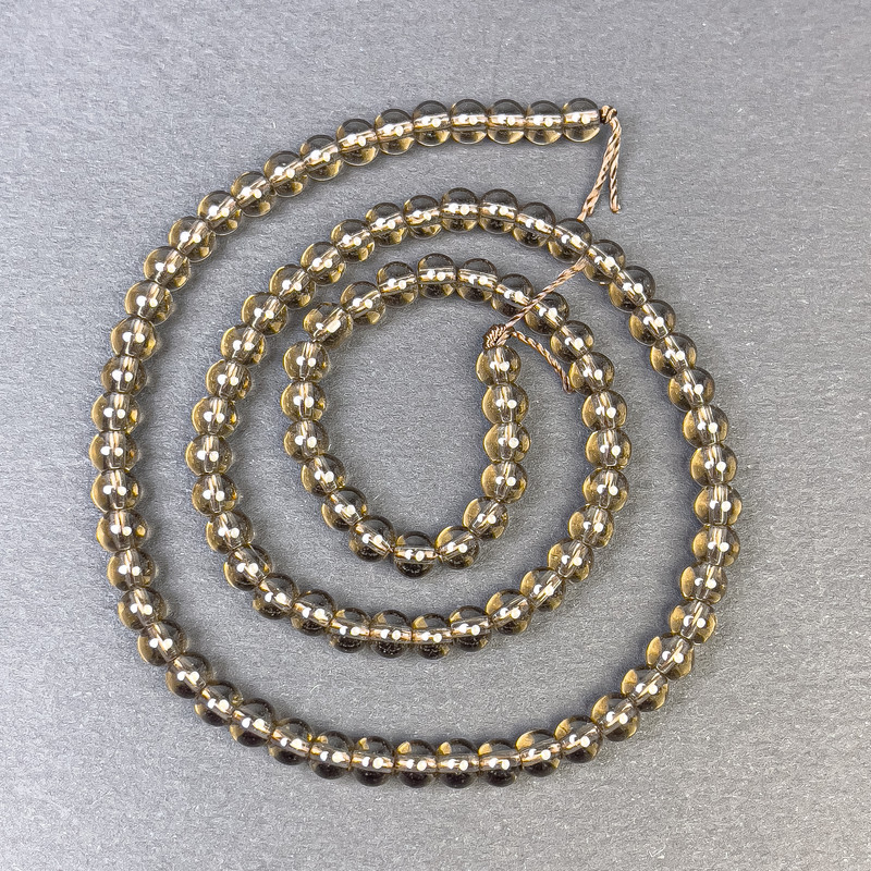 חרוזי טופז מעושן כדור חלק 4–5 מ״מ על חוט, אורך 37 ס״מ