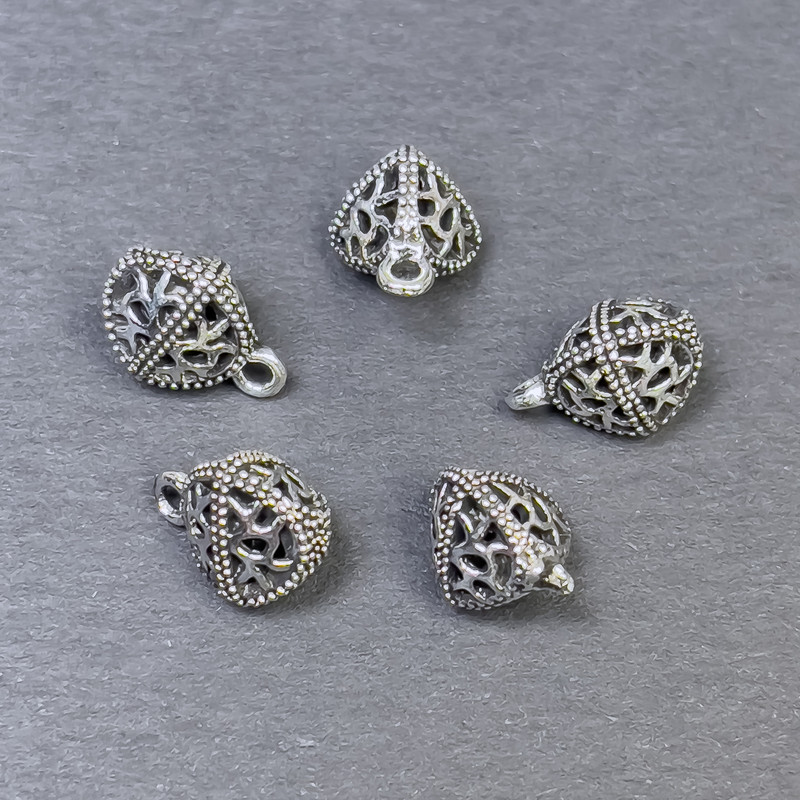 אביזרי תכשיטים תליון תלת-פני בצבע כסף, קוטר 8×11 מ״מ — אריזה 5 יחידות