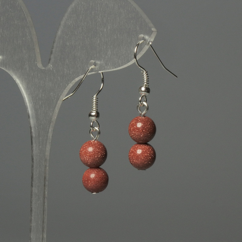 עגילים מאוואנטורין «חול זהב» כדור 8 מ״מ, אורך כ-32 מ״מ