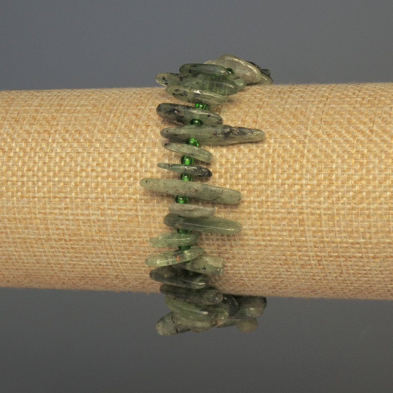 צמיד קיאניט – חתיכות דקיקות בצורת מחט, קוטר 10-20×3-5 מ״מ, אורך 18 ס״מ, אלסטי