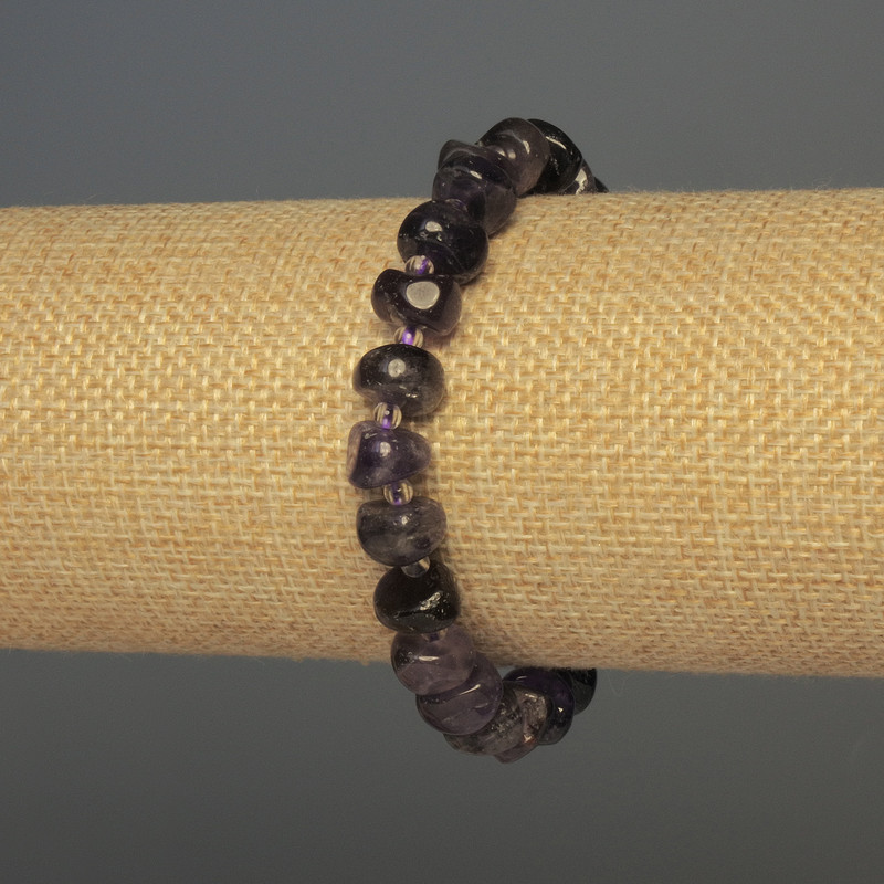 צמיד אמטיסט מלוטש, קוטר 9×5 מ״מ, עם חרוזי זכוכית 3 מ״מ, אורך 18 ס״מ, גמיש