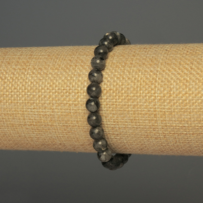 צמיד לאברדורייט חרוזים חלקים בקוטר 7 מ״מ, אורך 18 ס״מ, סטרץ