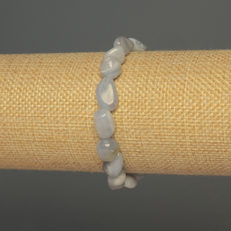 צמיד אגת כחולה מגולפת, קוטר 8-10×8 מ״מ ±, אורך 18 ס״מ ± אלסטי