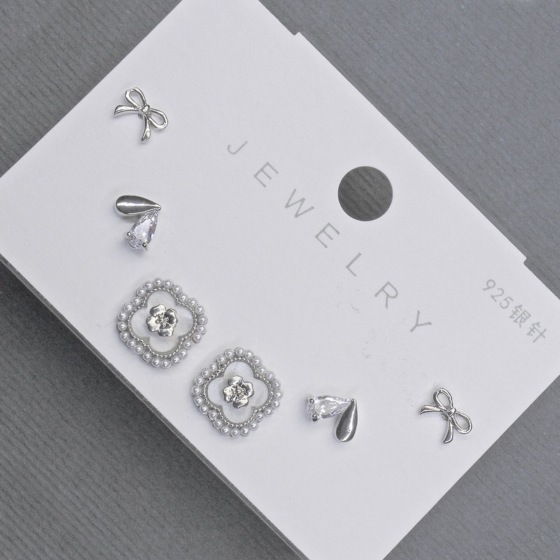 עגילי יתדות כסופים עם זרקונים לבנים בצורת תלתן 10 מ״מ+