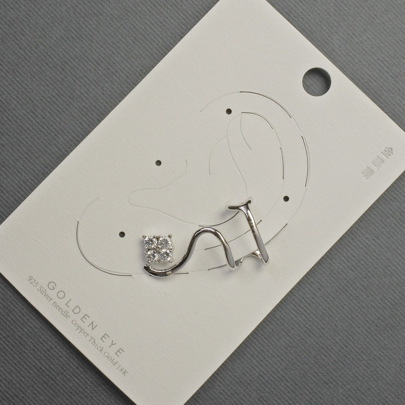 עגיל-כף לאוזן ממתכת כסופה 16×28 מ״מ – אבני זרקונים לבנות