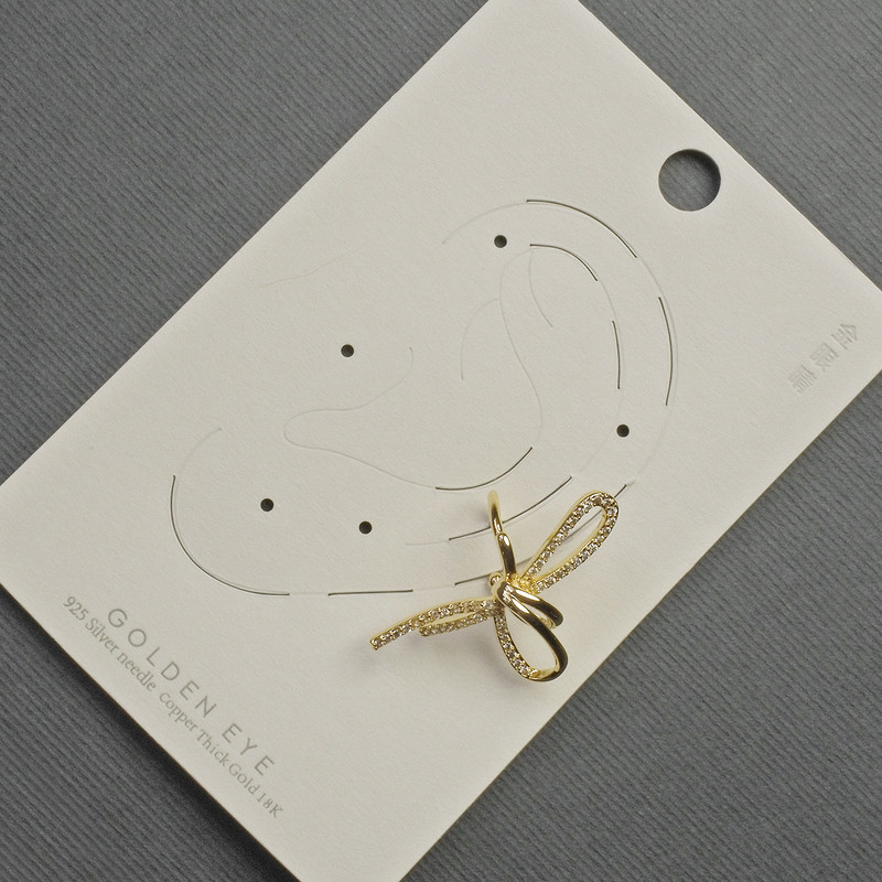 עגיל-קאף לאוזן קשור זהב מתכת מוזהבת 17×30 מ״מ +- זרקונים לבנים