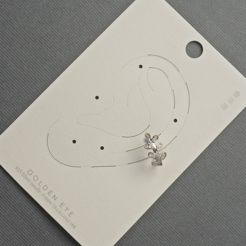 עגיל-קאף לאוזן ממתכת כסופה 7×13 מ״מ +- אבני סטרס לבנות