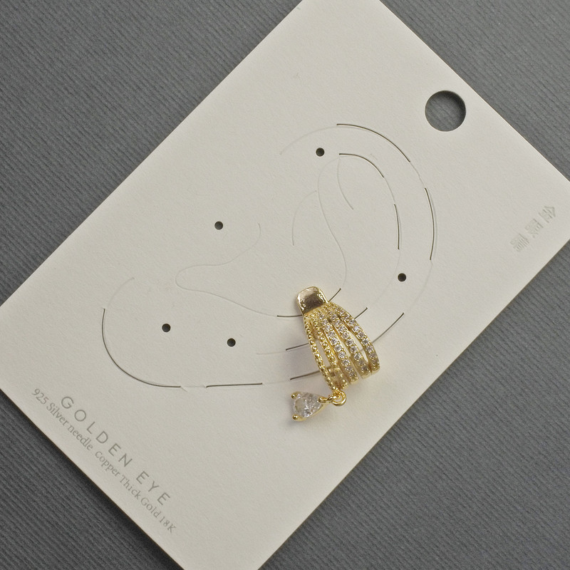 עגיל-קאפ לאוזן מתכת זהובה 10×14 מ״מ +- אבני סטרס לבנות