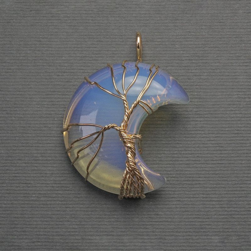 תליון ירח מאבן ירח בעטיפה זהובה, קוטר 35 מ״מ+-, אורך 45 מ״מ+-