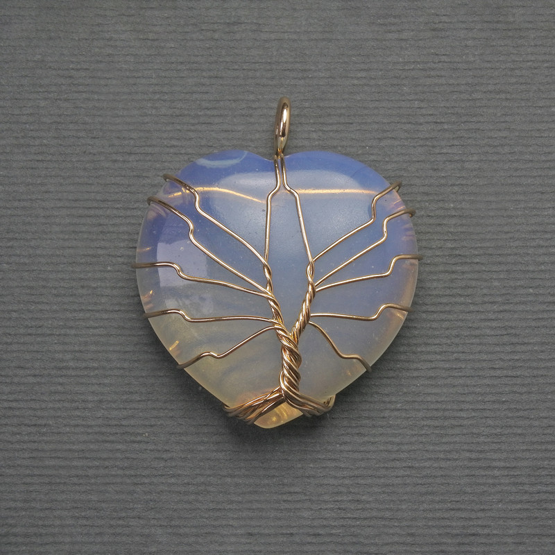 תליון לב מאבן הירח בעטיפה זהובה, קוטר 30×30 מ״מ +-, אורך 37 מ״מ+-