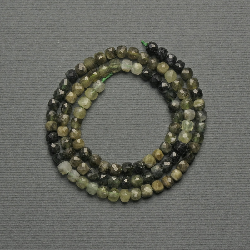 חרוזי גרוסולר ירוק גרנט, צורה קובייתית, קוטר 4 מ״מ ± על חוט, אורך 39 ס״מ