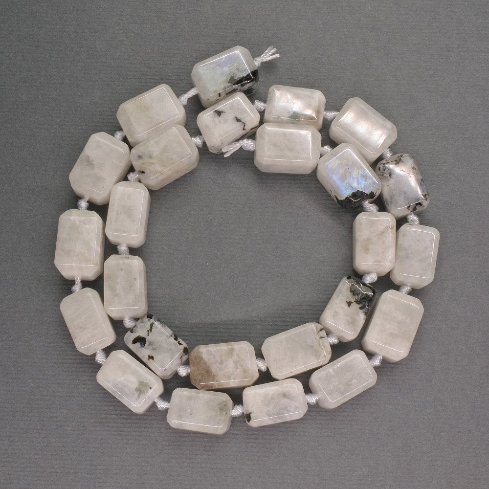 חרוזים מאבן אדולאר מרובעים 9×9×13 מ״מ, אורך 42 ס״מ