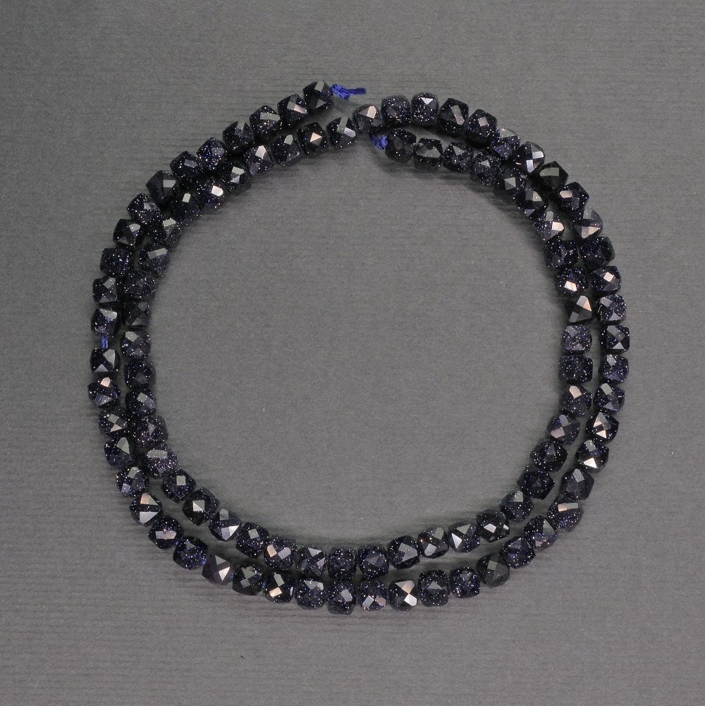 חרוזי אבנטורין כחול חול מלוטשים – קוביות בקוטר 4 מ״מ, אורך 39 ס״מ