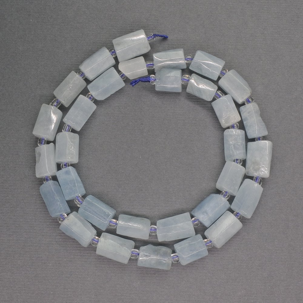 חרוזי אקוומרין טבעיים בצורת גליל מחוצץ, קוטר 7×11 מ״מ +- חרוזי זרע בקוטר 3 מ״מ+-, אורך 39 ס״מ+