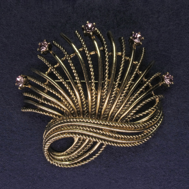 סיכה «אקצנט» עם קריסטלים ורודים, מתכת זהובה 67×63 מ״מ+