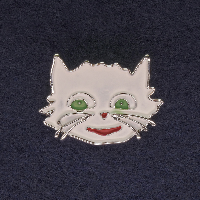 סיכת חתולה בצבע לבן, אמייל לבן ומתכת כסופה 27×22 מ״מ+