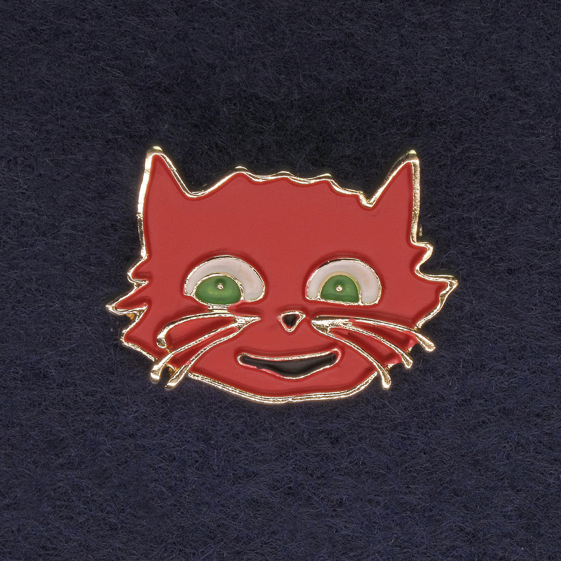 סיכת דש חתול בצבע אדום-ירוק זהוב מתכת 27×22 מ״מ+