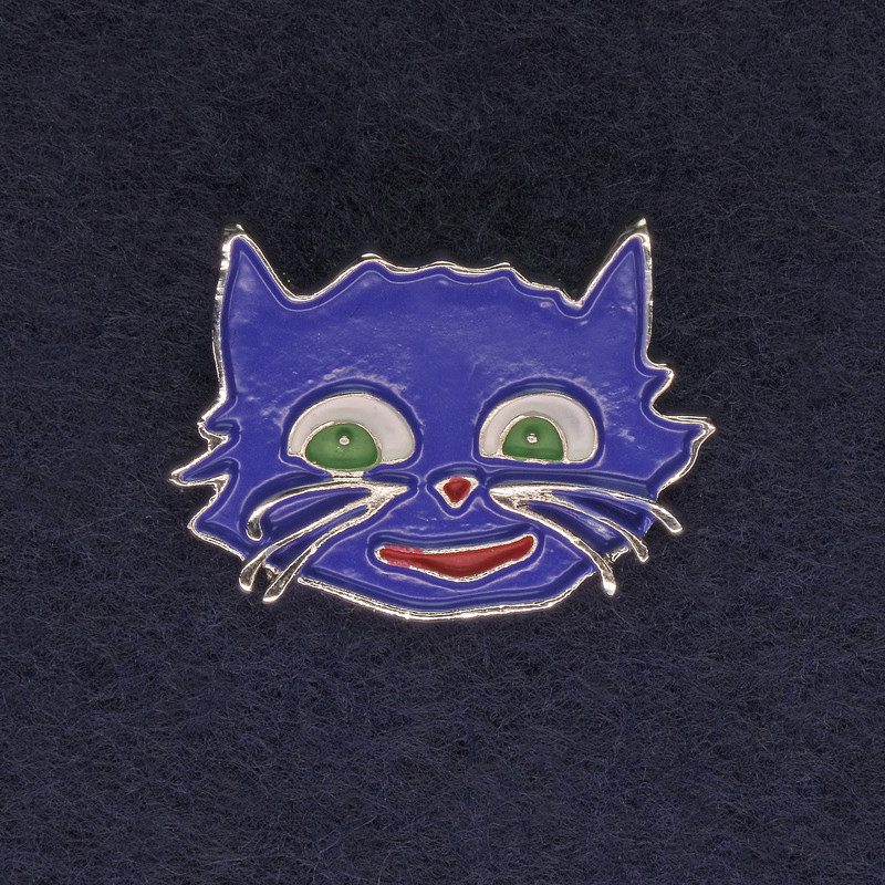 סיכת חתולה בצבע כחול, אמייל ומתכת כסופה 27×22 מ״מ+
