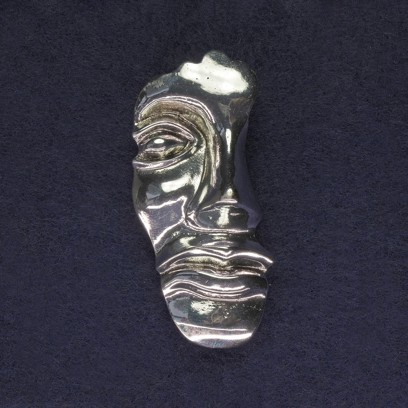 סיכת דש הדגשת הפנים כסף מט 55×24 מ״מ +- מתכת כסופה