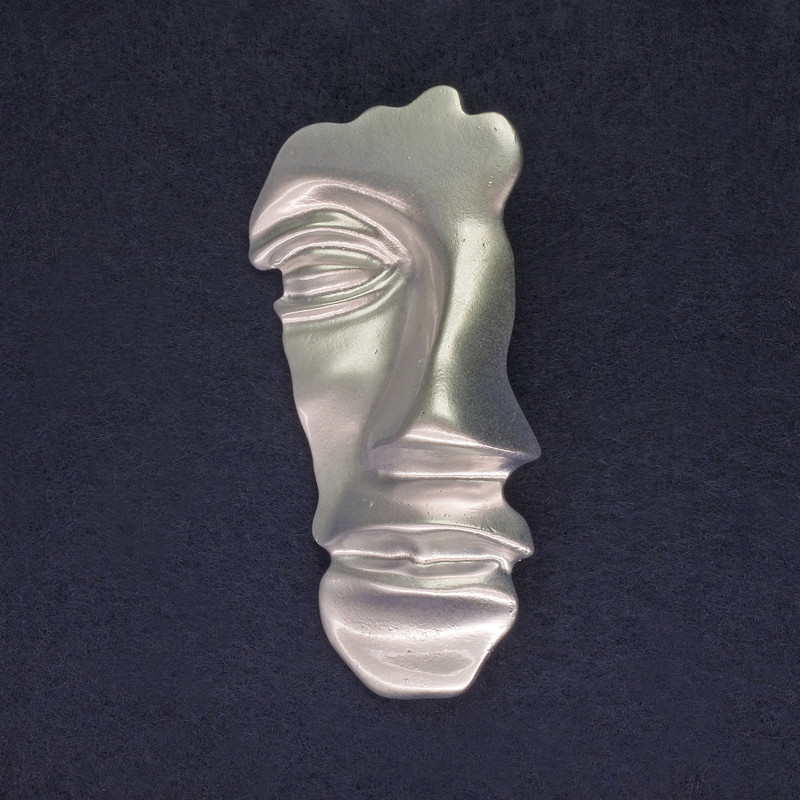 סיכה «הדגש הפנים» בצבע כסף מט 78×40 מ״מ ± מתכת כסופה