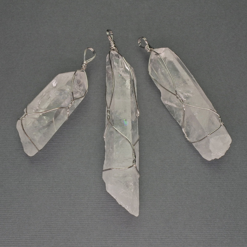 תליון מקריסטל הרי בתוך צמה 65×55×18 מ״מ ± מגוון מידות