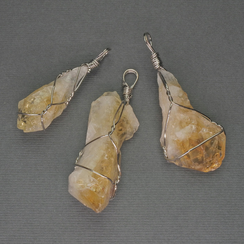 תליון ציטרין גולמי בתוך קליעה 60×40×18 מ״מ +-מגוון מידות