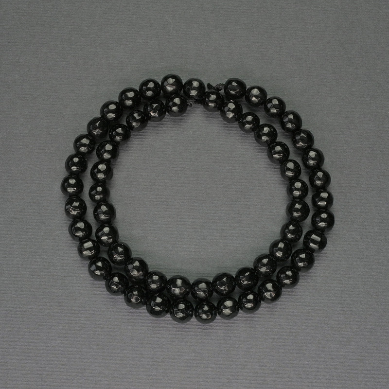 חרוזי אגאט מגולפים בקוטר 6 מ״מ על חוט, אורך 37 ס״מ+