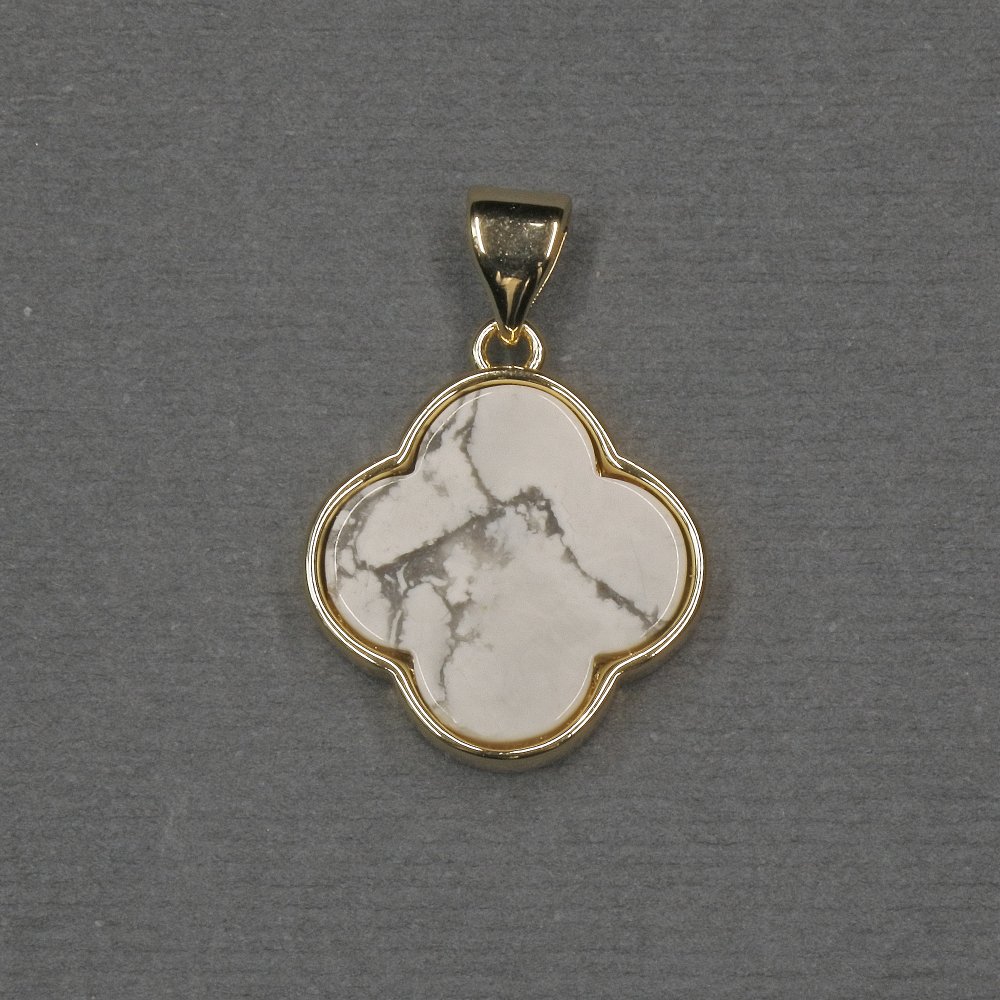 תליון בצורת תלתן עם שיבוץ קהלונג 16×18×4 מ״מ - מתכת זהובה