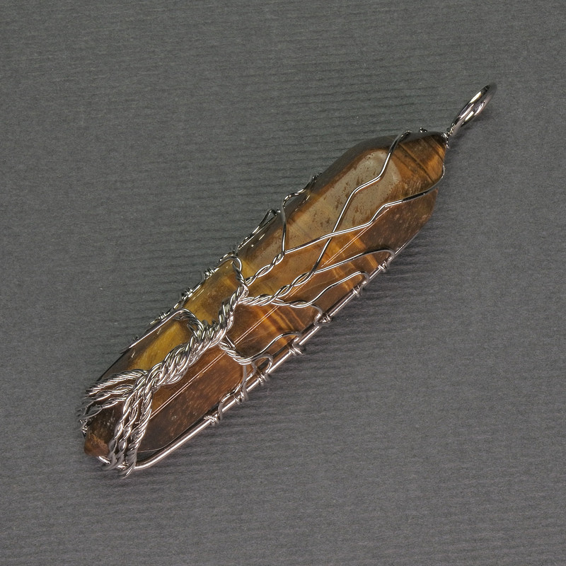 תליון מעין הטייגר בצורת משושה, גביש 12×50×57 מ״מ +- באריגה כסופה