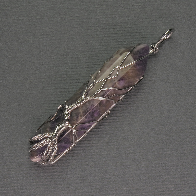 תליון אמטיסט בצורת גביש משושה 12×50×57 מ״מ ± בציפוי כסף