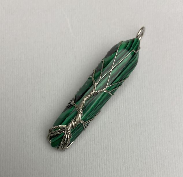 תליון מלכיט בצורת גביש משושה, 12×50×57 מ״מ, בציפוי כסף