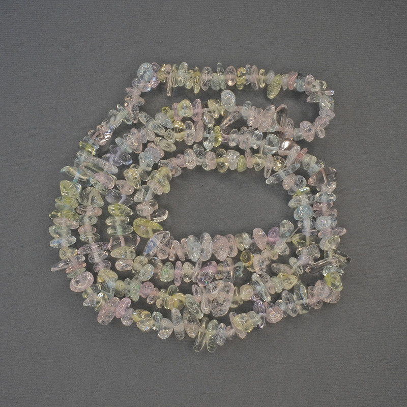 חרוזי תערובת על חוט דק, בקוטר כ-6–10×2–4 מ״מ, אורך כ-80 ס״מ