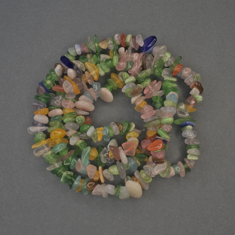 חרוזי אסורטי עין החתול על חוט, חתיכות קטנות, קוטר 6-10×2-4 מ״מ, אורך כ-76 ס״מ