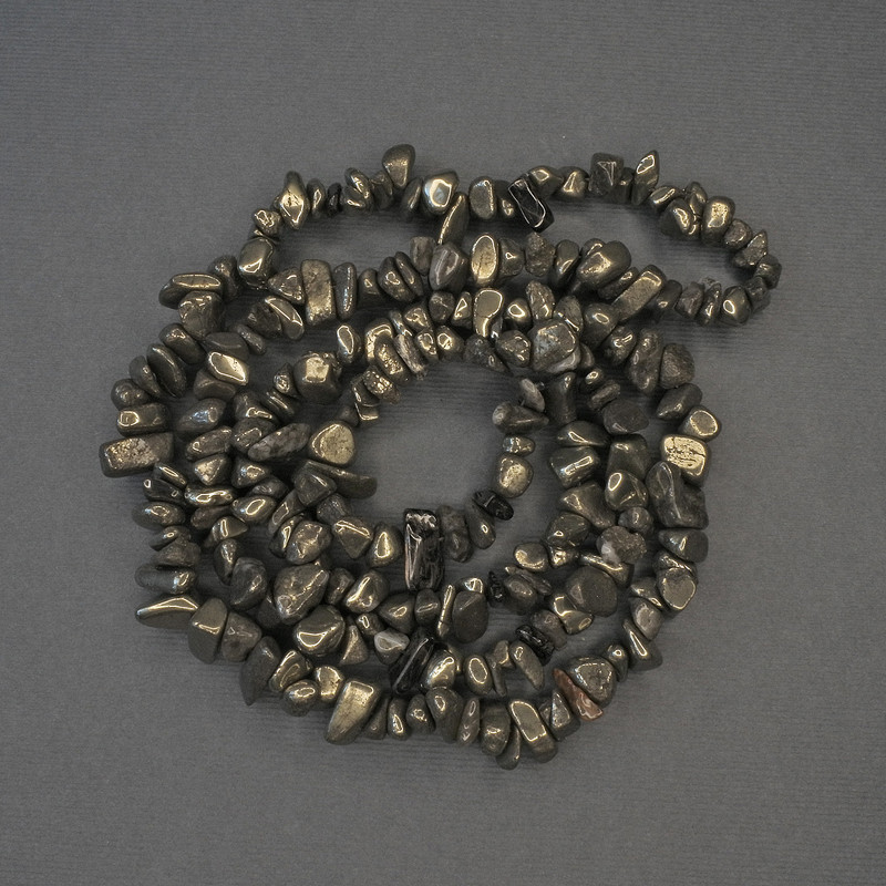 חרוזי פיריט גרגר 6–9×3–6 מ״מ על חוט, אורך 76 ס״מ