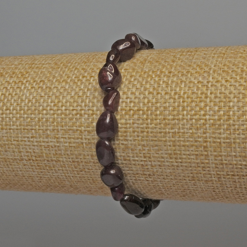 צמיד גרנט מחורץ, קוטר 5-11×5-7 מ"מ +/-, אורך 18 ס"מ +/- סטרץ