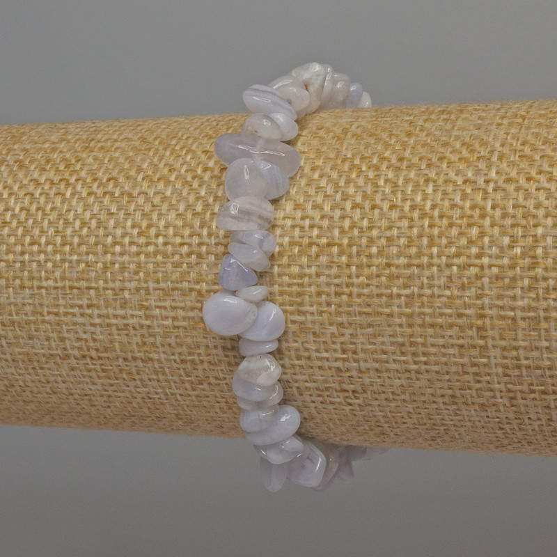 צמיד אגט כחול – שברי אגט דקים, קוטר 8–10×2–4 מ״מ, אורך 18 ס״מ, אלסטי