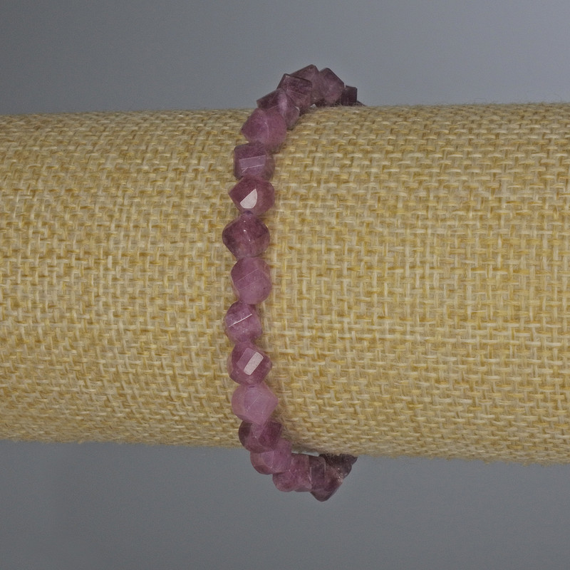 צמיד טורמלין רובליט מרובע בצורת יהלום, קוטר 6×5 מ״מ+, אורך 18 ס״מ+- סטרץ'