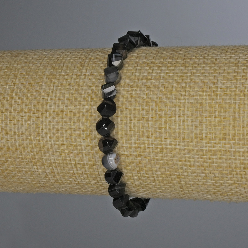 צמיד אגט מחורץ בצורת יהלומים, קוטר 6×5 מ"מ, אורך 18 ס"מ, סטרץ'